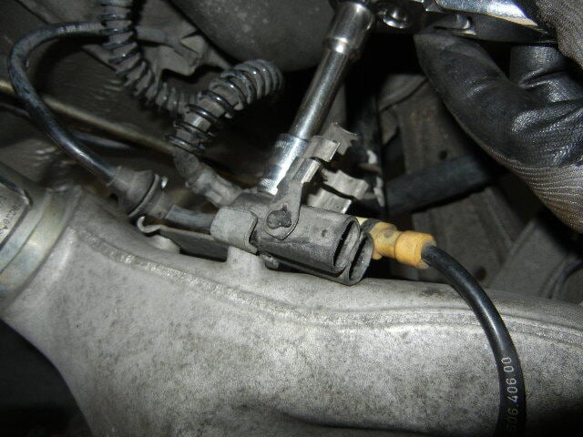 Porsche 996 Turbo removing the brake line bracket Porsche 996 Turbo removing the brake line bracket